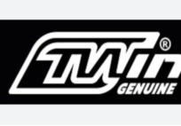 La marca Twin ofrece repuestos para motocicletas enfocados en calidad, durabilidad y compatibilidad con modelos populares, especialmente en componentes mecánicos y de transmisión que permiten mantener o reparar tu moto con eficiencia. Su portafolio incluye piezas como rodillos, bandas, pastillas de freno y otros elementos de desgaste fabricados para brindar rendimiento estable y vida útil prolongada. UP MOTOS S.A.S, en Rionegro, Antioquia, distribuye repuestos Twin junto con otros accesorios y componentes de taller, brindando asesoría profesional para ayudarte a elegir piezas que garanticen seguridad, eficiencia y buen desempeño en cada recorrido de tu motocicleta.