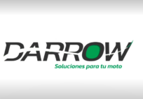 La marca Darrow no se limita solo a empaques: es un fabricante colombiano de repuestos para motos con un portafolio amplio que incluye empaquetaduras, retenedores, orings, cauchos y sellos de válvula, además de filtros, guayas, partes plásticas, manubrios y componentes eléctricos que sirven para mantenimiento y reparación general del vehículo. Sus productos ayudan a sellar correctamente motores y sistemas, proteger piezas internas y asegurar un funcionamiento efectivo de diferentes partes mecánicas y eléctricas, siendo usados tanto en mantenimiento preventivo como reparaciones. UP MOTOS S.A.S, en Rionegro, Antioquia, distribuye estos repuestos Darrow junto con otros accesorios y marcas, ofreciendo asesoría profesional para elegir piezas que garanticen rendimiento, durabilidad y eficiencia en cada recorrido de tu motocicleta.